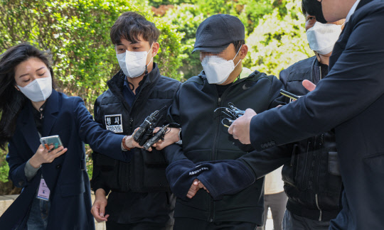 회삿돈 614억원을 횡령한 혐의로 구속된 우리은행 직원의 동생 A씨(오른쪽 3번째)가 1일 오후 구속 전 피의자 심문(영장실질심사)을 받기 위해 서울 서초동 서울중앙지법 법정으로 들어가고 있다. <연합뉴스>